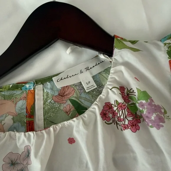 Chelsea and Theodore Floral Puff Sleeve Top S - Picture 5 of 6